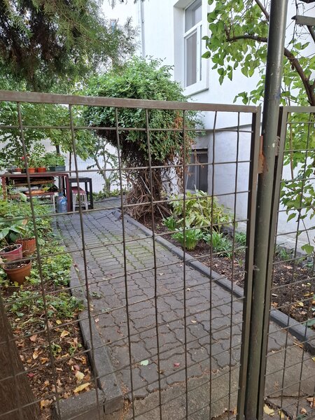 Mitropolie, apartament 3 camere, demisol inalt.