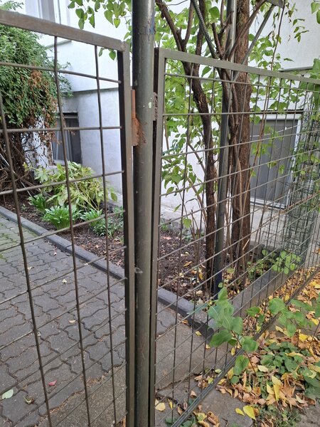 Mitropolie, apartament 3 camere, demisol inalt.